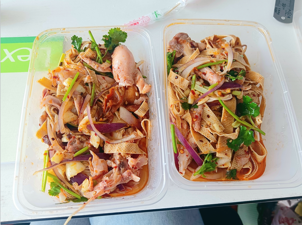 有滋有味的張成榮麻辣拌雞架，是獨當一面的消夏美食