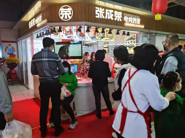 張成榮電烤雞架15平米小店，盈利能力非常強(qiáng)