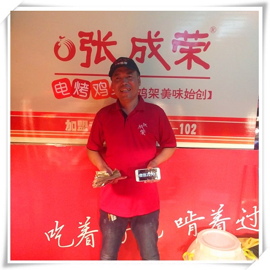 誰說冬天小吃是淡季？青島小鮑島張成榮電烤雞架店開業(yè)一路高歌！